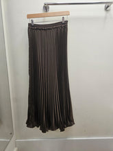 Load image into Gallery viewer, PLEATED SKIRT