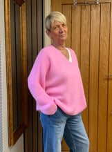 Load image into Gallery viewer, V-NECK MOHAIR JUMPER