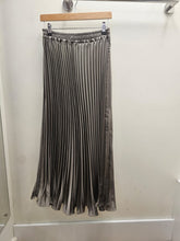 Load image into Gallery viewer, PLEATED SKIRT
