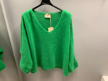 Load image into Gallery viewer, V-NECK MOHAIR JUMPER
