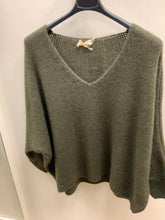 Load image into Gallery viewer, V-NECK MOHAIR JUMPER
