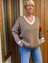 Load image into Gallery viewer, V-NECK MOHAIR JUMPER
