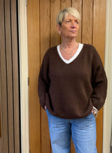 Load image into Gallery viewer, V-NECK MOHAIR JUMPER
