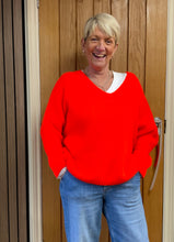 Load image into Gallery viewer, V-NECK MOHAIR JUMPER
