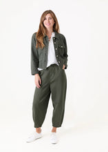Load image into Gallery viewer, COTTON TWILL BARREL TROUSERS
