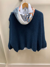 Load image into Gallery viewer, V-NECK MOHAIR JUMPER
