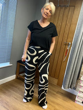 Load image into Gallery viewer, SWIRL PRINT TROUSERS
