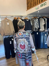 Load image into Gallery viewer, PRINTED POCKET DETAIL JACKET
