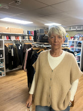 Load image into Gallery viewer, SLEEVELESS MOHAIR MIX CARDI
